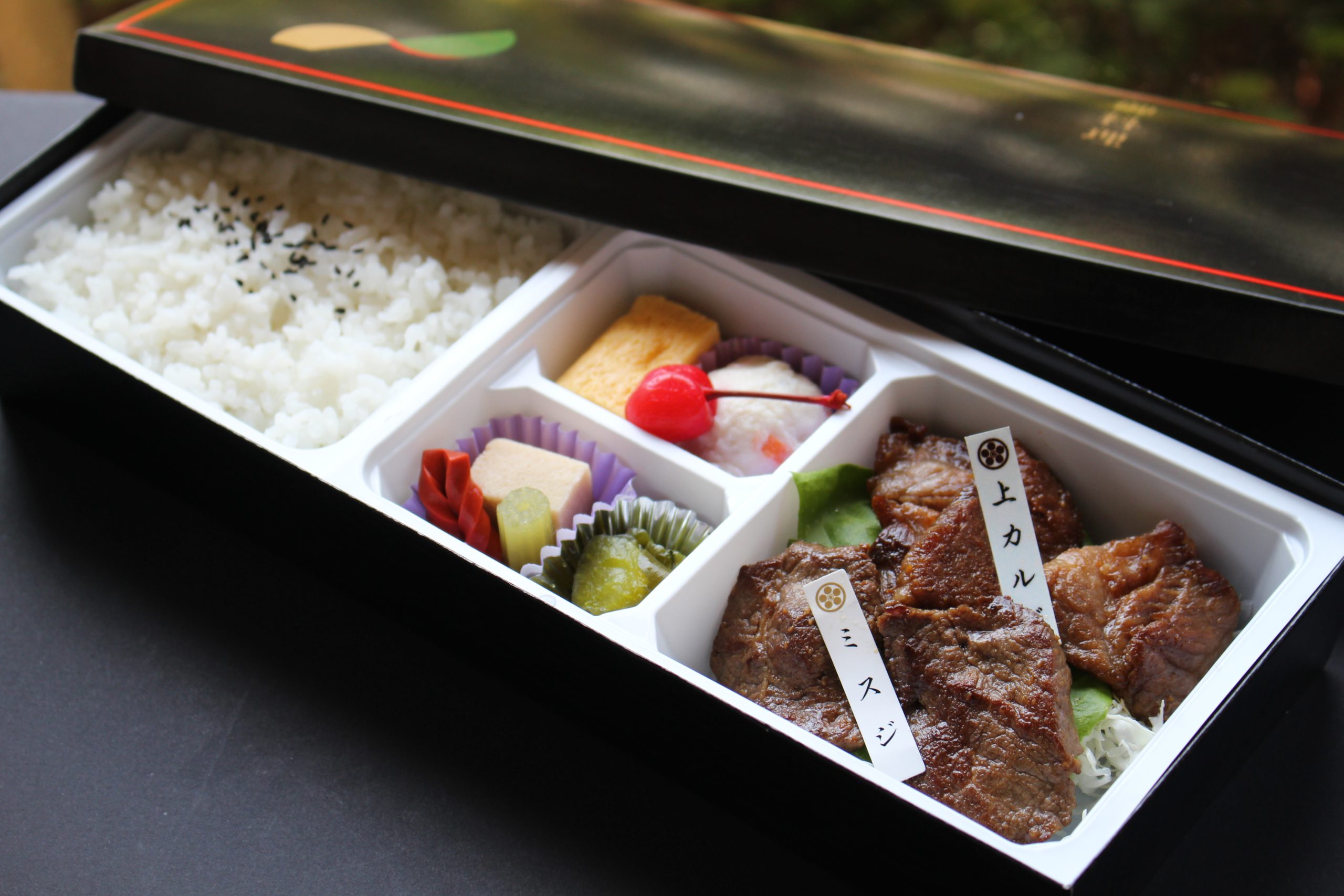 近江牛二種盛弁当